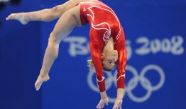 体育足彩网|科尔谈库明加首发变动，球员情绪起伏是竞技体育常态，团队调整助力成长