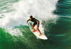 中国竞彩网：德甲激战实录，汉堡主场力克美因茨，洛孔加世界波定乾坤，卢卡-武什科维奇首发闪耀；李在城助攻难救主，阿米里失点留遗憾